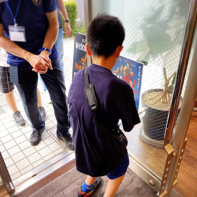 今日は
#おしごと体験ワークショップ で 子供さんが#ビーコルセアーズ のポスター貼りのお仕事体験に来ました😊

ドキドキ💓しながら貼ってました

#夏休みの思い出

hi-z hair
横浜市都筑区中川中央1-22-11 エミリオ1F
045-532-6226

#美容室#ショートカット#個室サロン#一人営業サロン#大人のプライベートサロン#こだわりの美容室#艶カラー#炭酸泉#炭酸泉スパ#電子トリートメント#美容室ジプシー#アンチエイジング#センター北#センター北美容室#都筑区#イルミナカラー#フローディアトリート